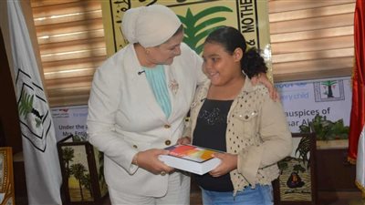 رحلة عمرة مجانية لوالدة الطفلة هايدي بطلة واقعة كيس الشيبس