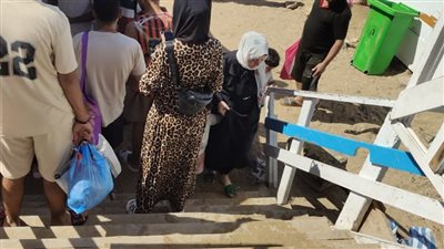توافد أهالي الإسكندرية على شواطئ شرق المحافظة بعد رفع الرايات الصفراء (صور) 