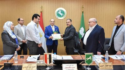 محافظ الشرقية يبدأ اجتماع المجلس التنفيذي بالوقوف دقيقة حداد على عامل نظافة توفي أثناء عمله       