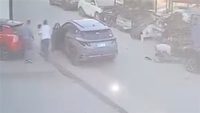 مشهد مرعب، محاولة اختطاف رجل وأسرته وتثبيته بسلاح في زهراء المعادي (فيديو)