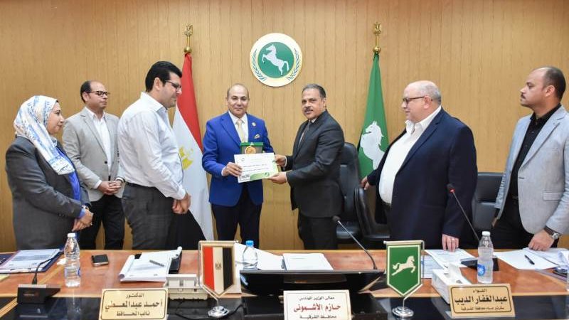 محافظ الشرقية يجتمع