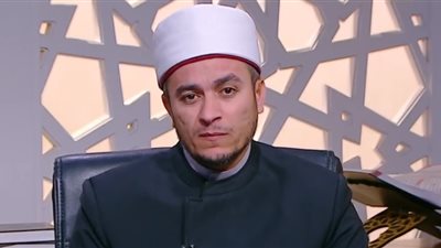 ما حكم جلوس الزوجة أمام أعمامها دون حجاب؟ أمين الفتوى يجيب (فيديو)
