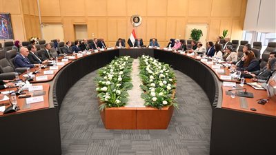 الصناعة تولي اهتمامًا كبيرا بالمنسوجات والملابس الجاهزة وتعظيم زراعة الكتان والقطن 