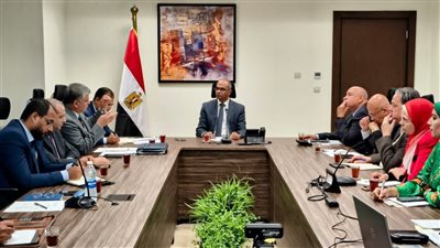 نائب وزير الإسكان يبحث الاستفادة من محطات تحلية مياه البحر بالعين السخنة