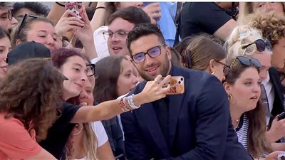 بث مباشر للسجادة الحمراء لعرض فيلم Bugonia بمهرجان فينيسيا 