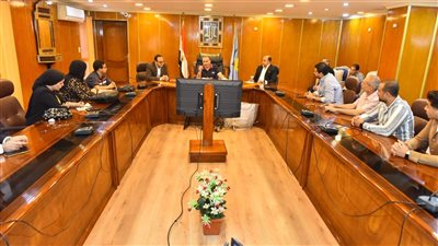 محافظ أسيوط: إلغاء التعاقد مع أي شركة إعلانات تثبت سرقتها التيار الكهربائي من الشارع 