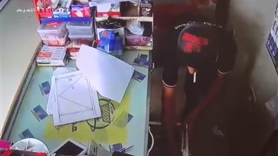 هرب بأموال البضاعة، لحظة سرقة عاطل لصاحب محل بعد مغافلته (فيديو) 