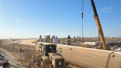 لقطات جديدة من عمليات رفع عربات قطار مطروح بعد انقلابها (فيديو وصور)