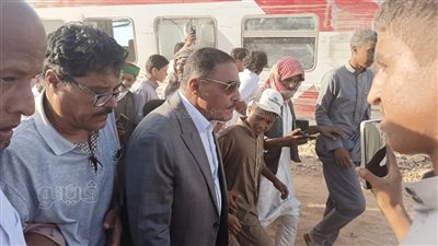 محافظ مطروح يتابع عمليات رفع عربات قطار مطروح بالضبعة (صور)