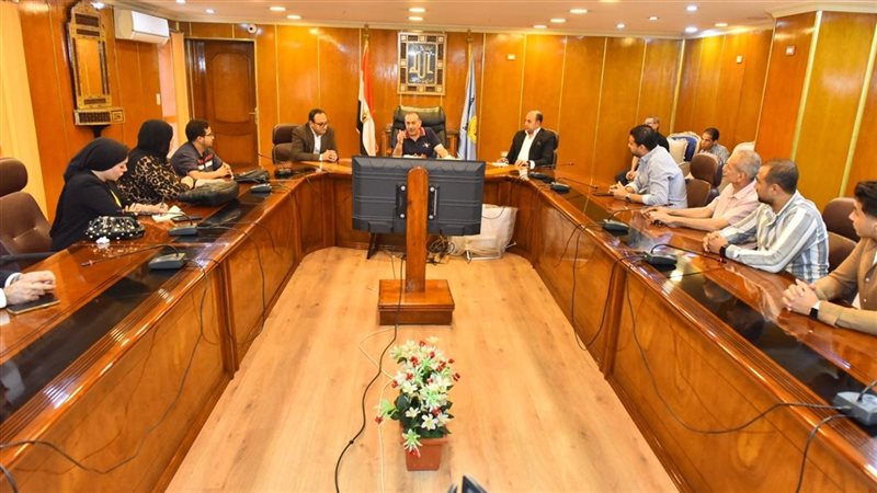 محافظ أسيوط يجتمع