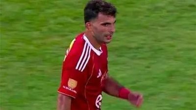 خلوا وشه في الأرض، جماهير الأهلي تحرج زيزو أثناء مغادرته أرضية الملعب (فيديو)