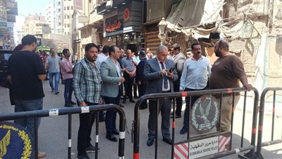 محافظ الدقهلية ومدير الأمن يتفقدان موقع انهيار عقار على 3 عمال أثناء إزالته (صور) 