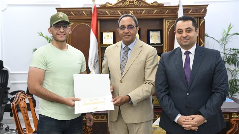 محافظ قنا يكرم قيادات