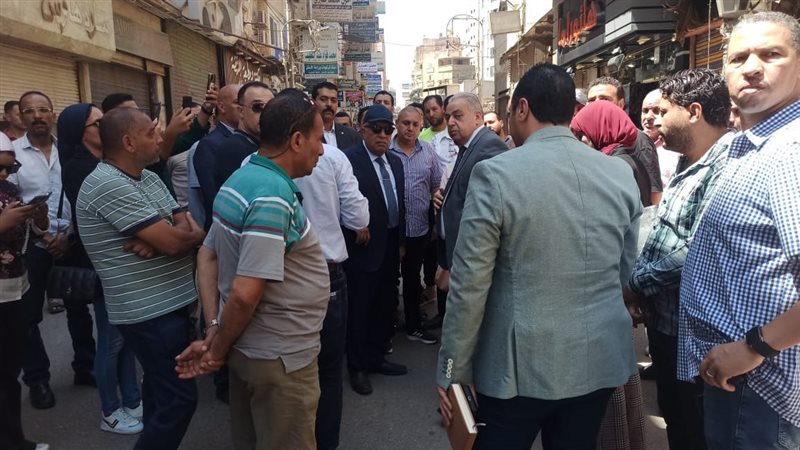 من موقع العقار المنهار،