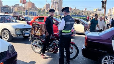 حملات مرورية لضبط سيارات الأجرة والسرفيس المخالفة في المنصورة (صور)