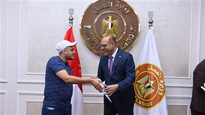 جبران يُسلم عقودا لشباب للعمل في الإمارات والبوسنة والهرسك