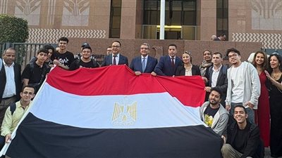أوائل الثانوية العامة يوجهون رسالة طمأنة للعالم من أمام السفارة المصرية في برلين