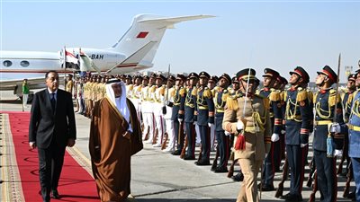 رئيس الوزراء يستقبل ولي عهد مملكة البحرين بمطار القاهرة الدولي