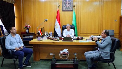 محافظ الإسماعيلية يناقش مشكلات المزارعين بالقصاصين الجديدة