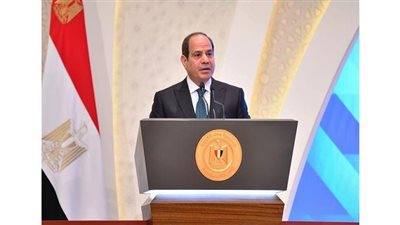 السيسي يتلقى هدية تذكارية من وزير الأوقاف خلال الاحتفال بذكرى المولد النبوي