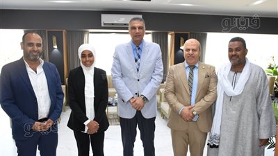 محافظ أسوان يكرم الطلاب المتفوقين عقب حصولهم على منح دراسية مجانية (صور)