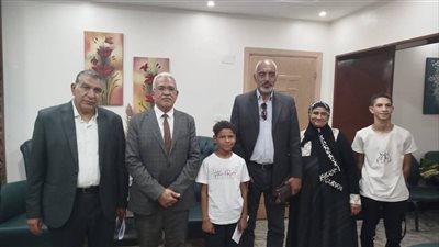 وكيل تعليم الإسماعيلية يكرم عبقري الرياضيات ويعد بزيارة مدرسته (صور) 