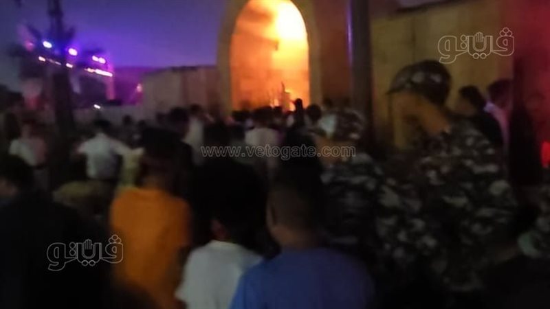 الجماهير تقتحم حفل