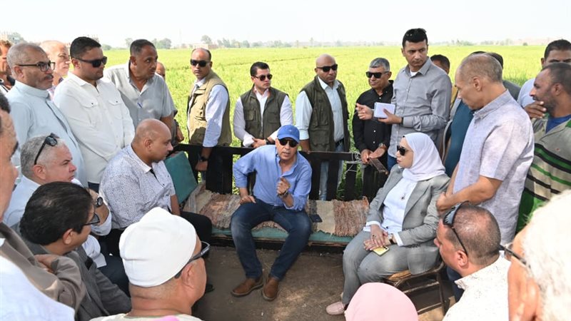 وزير الري مع المزارعين