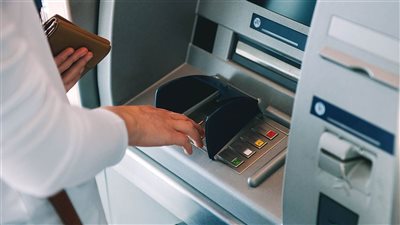 أمن الجيزة يحل لغز سرقة 100 ألف جنيه من ماكينة صراف آلي بالصف