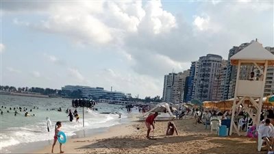 إقبال ضعيف على شواطئ الإسكندرية والقطاع الغربي يرفع الرايات الحمراء