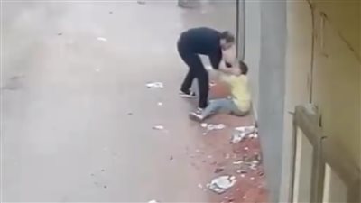 ركله في رأسه وضربه بعنف، شاب يعتدي على طفل ويرعب الناس في الدقهلية 