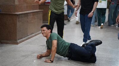 حكاية الوكيل الحلقة الثانية، الاعتداء على منتصر في حضور نورا