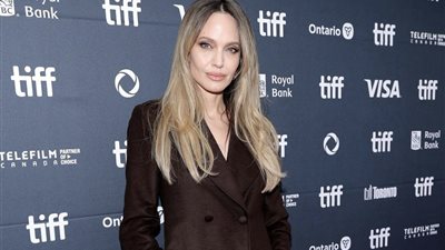 أنجلينا جولي تتألق في العرض العالمي لفيلم couture بمهرجان تورنتو (صور)