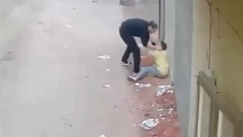 لحظة انقضاض الشاب