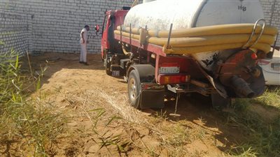 ضبط 4 سيارات كسح ألقت مخلفات الصرف الصحي في الترع بأسيوط