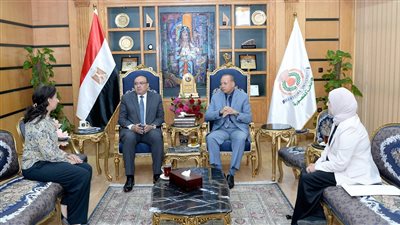 رئيس جامعة المنصورة يلتقي إدارة برنامج بكالوريوس الصيدلة الدولي 