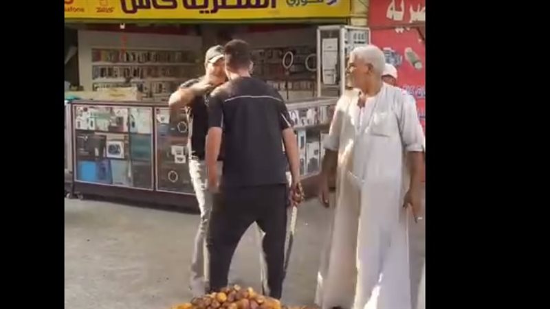 شاب يثير الذعر بالسلاح