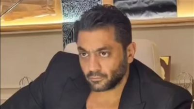بعد الهجوم عليه بسبب الدكتوراه الفخرية، أحمد فلوكس: أنا أولي بالفلوس (فيديو)