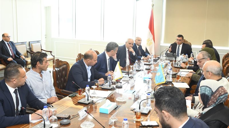  وزير الاسكان مع