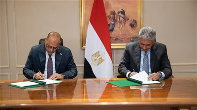 السياحة والآثار والعمل يوقعان بروتوكول تعاون بشأن شروط وضوابط الترخيص لوحدات الإقامة الفندقية