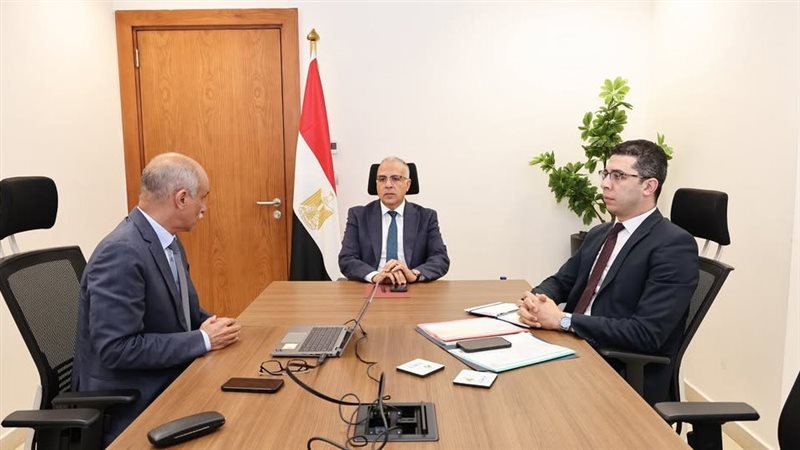 وزير الري خلال المتابعة