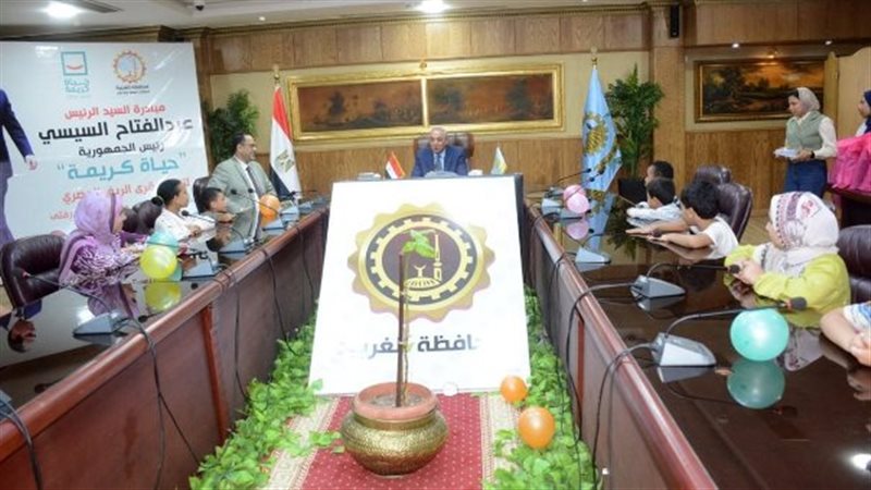 محافظ الغربية يسلم