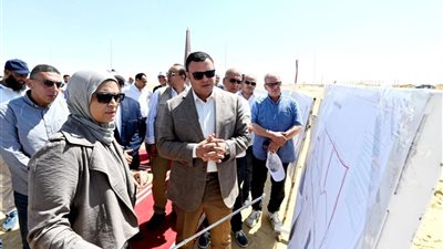 وزير الإسكان يتفقد محاور وطرق مدينة الشروق