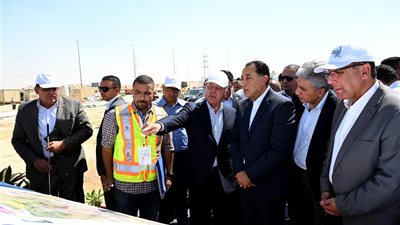 مدبولي يتفقد محطة الأتوبيس الترددي قرب المتحف المصري الكبير