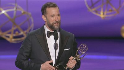 نوح وايلي يفوز بجائزة أفضل ممثل رئيسي في مسلسل درامي بحفل إيمي