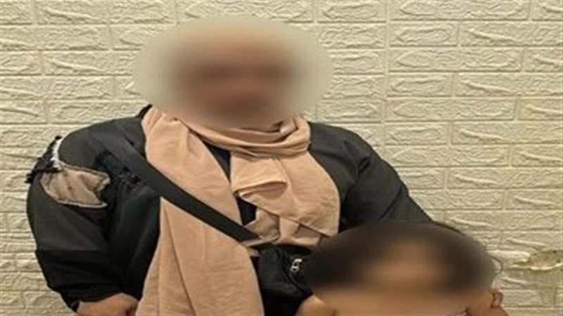 ضبط سيدة استغلت طفلتها