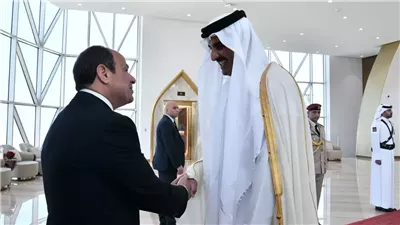 السيسي يستقبل أمير قطر فور وصوله للمشاركة في قمة شرم الشيخ للسلام