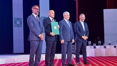محافظ الأقصر يتسلم جائزة الآغا خان العالمية للعمارة عن مشروع إحياء إسنا التاريخية