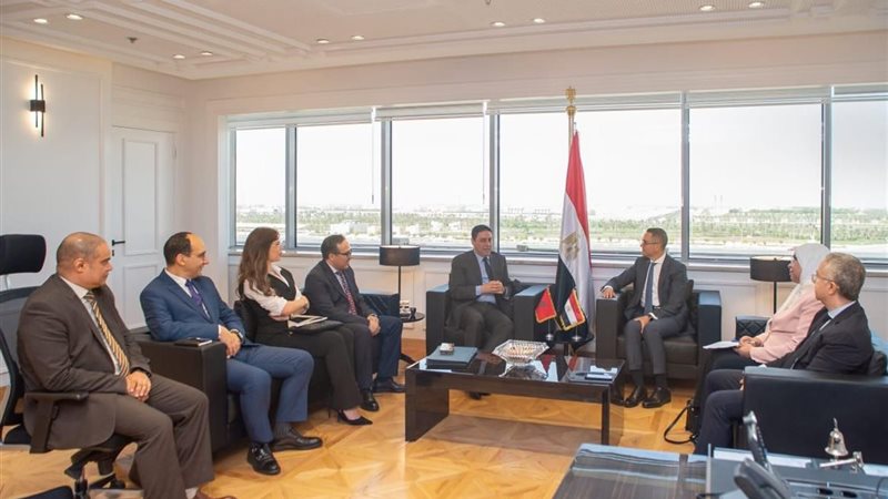 حسن الخطيب يبحث مع