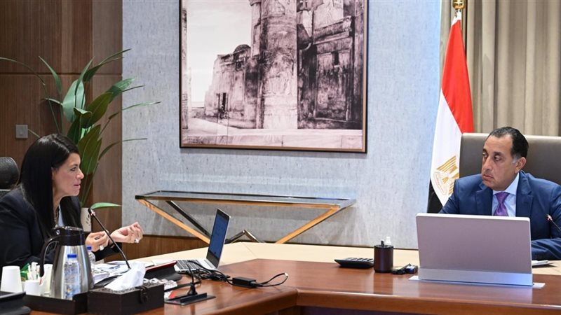 رئيس الوزراء ووزيرة